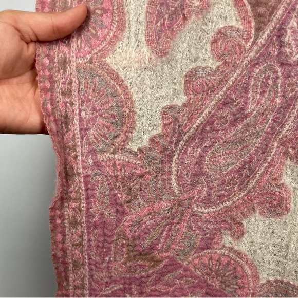 Mala Alisha Pink Cream Paisley Batik Print 100% Pure Wool Scarf with Gray Fringe - Picture 2 of 5